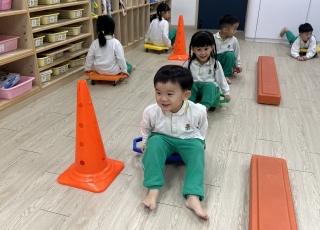 呠呠呠！滑板車開動。
