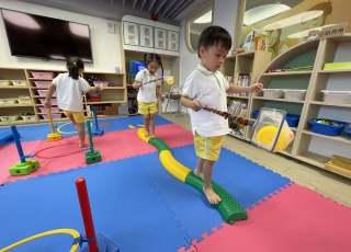 小心！不要掉下來呀！