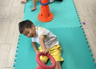 Sit-up動作，訓練核心力量。