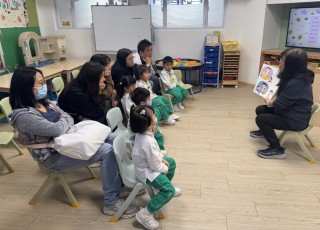 專心聆聽故事。