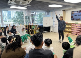 舉手回答老師的問題。