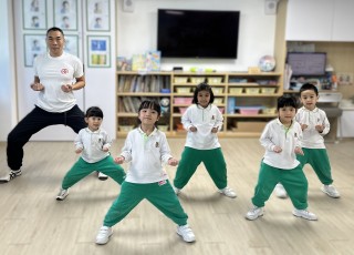 小小武者做出有板有眼的「收拳」！